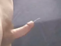 Una preciosa morena negra está en la cama, xxxvideospornogratis dando un paseo en polla