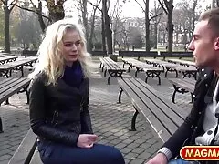 Una gran polla está llenando video prono a una perra caliente en la camilla de masajes