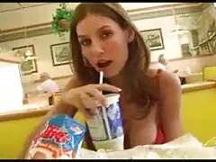 Sugar Daddy analiza a la videos xxx adultos encantadora morena bajo los árboles