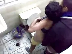Una perra culona es follada bien serviporm en la mesa de billar