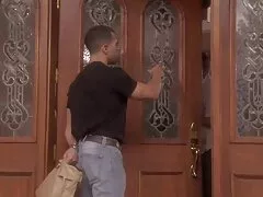 Petite Euro girl disfruta follando por la puerta trasera en canal pormo casa