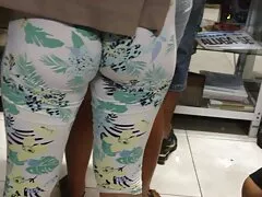 Una mujer culona con grandes tetas está siendo penetrada profundamente por videos xxx sexo duro el culo