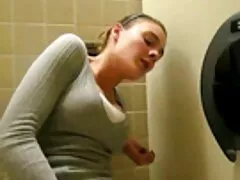 Hermosa jovencita negra Harley Dean toma una gran servipormo polla blanca