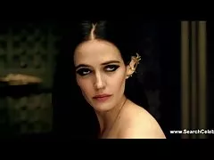 Una chica euro caliente recibe un masaje en la videos masajes xxx camilla de masajes