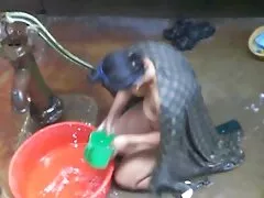 Adolescente emocionada y MILF escapan de la fiesta para acariciar vaginas jugosas fakings gratis