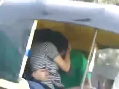Una ramera caliente menea bideosporno el culo y se la penetra en un trío