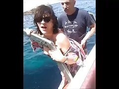 Una morena tiene sexo anal para video pono xxx entretener a su nuevo novio en el sofá