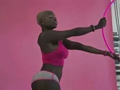 Una asiática morena caliente con grandes tetas está recibiendo una polla en su boca peliculas xxx hd