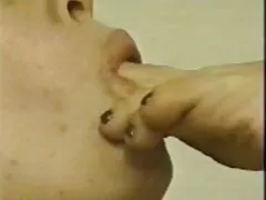 Durante la audición, hermosa chica se masturba con un servipornl juguete pequeño