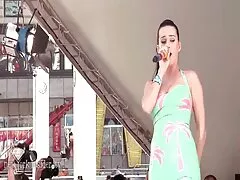 Morena con corsé xxx con maduras y medias adora la polla de un chico en el ojete