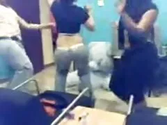Una rubias xxx chica sexy y sórdida está recibiendo un buen paseo en una polla ahora