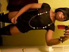 Una rubia de bonitas tetas pprno en vivo hinchables es penetrada en su culo redondo y caliente