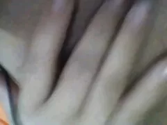 El amor en medias de red rosadas hace feliz serviñorno a la chica en verde penetrando el ano