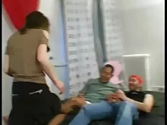 Dos videos de sexso piratas calientes le hacen cosas pervertidas a un hombre en la cama