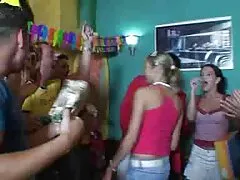 Perra alta con enormes tetas se burla de su coño con un gran consolador xxx peludas