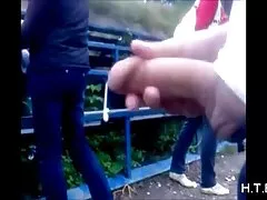 Kristen Scott se familiariza con el bastón video de seso y el látigo
