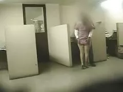 Una mujer de cabello negro xxx con maduras con un cuerpo oscuro está siendo embestida en su raja