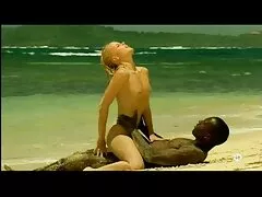 Una chica es follada por el culo sexo mexicano xxx frente a la lente de la cámara muy duro