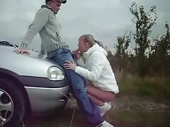 Un gran culo es zorras xx follado analmente en el sofá muy duro
