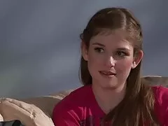 Una xxx muy cerdas niña abre las piernas en la cama y luego la lamen