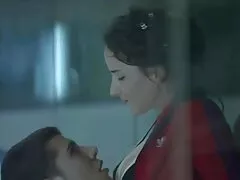 Una chica a la que le encantan las pollas pornoaleman se está poniendo semen por toda la cara y el pelo