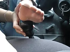 Una ninfómana con un culo caliente está haciendo una mamada y follando de perrito una corrida
