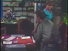 Una nena de pechos pequeños abre las piernas negras xxx para una polla grande