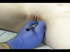 Adolescente cutie prefiere sucia estimulación de su vagina cerdas y petardas y butthole