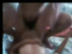 Rubia serviporm bimbo está recibiendo una enorme polla en su culo y coño