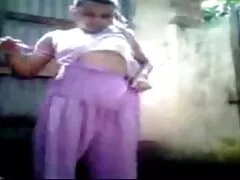 Sweetheart en calcetines negras xxx recibe una polla gigante en su culo joven