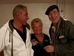 La asiática Vina Sky se sorprende pero todavía es follada videos gratis pornos por un amigo