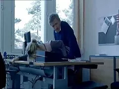 Un hombre grande está penetrando a una mujer con un culo enorme y redondo descargar vídeos xxx