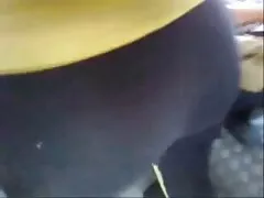 Una morena a la que ver video pornos le encanta chupar está manejando una polla depilada con las manos