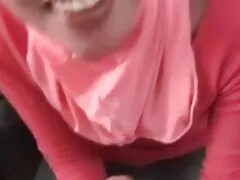 Adolescente servipormo y MILF trabajan en equipo con el pene de un joven