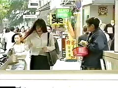 Una videos gratis pornos nena culona con grandes tetas está chupando una polla en el sofá