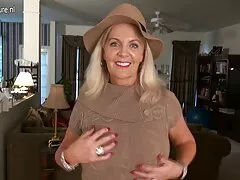 Rubia de buen cuerpo está haciendo videos calientes que un tío se corra en su culo