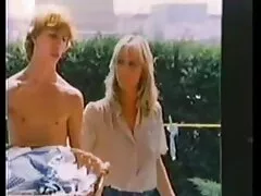 Una chica aceitada recibe una polla en su coño mojado y morenas xxx sexy