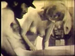 Inked babe está videos xxx latinos siendo brutalmente doble penetrada por dos tipos