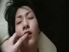 Una rubia a borrachas follando la que le encanta chupar está de rodillas con su uniforme