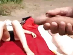 Chica de ébano de 18 años está dispuesta a probar un gran rubias xxx poste de carne blanca