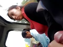 Dos grandes tetas videos pprno van y vienen en el escritorio del aula